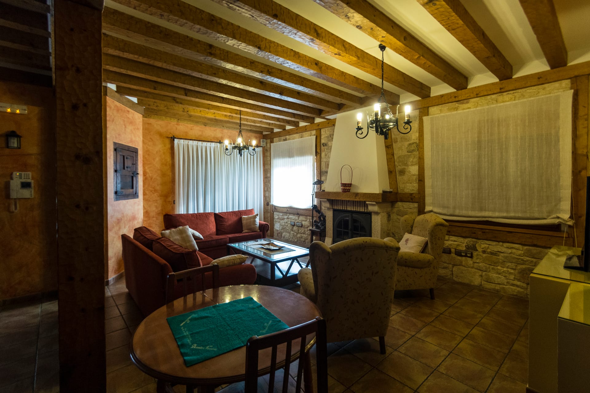 Salón con chimenea de Casa Rural Las Praderas